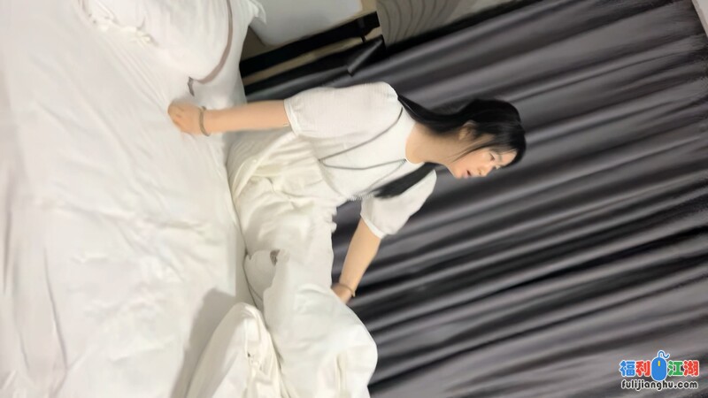 ♈ ♈ ♈2023.6.12【佳人有约】推倒离异少妇白嫩胴体插入娇喘阵阵直喊疼【4.7G】