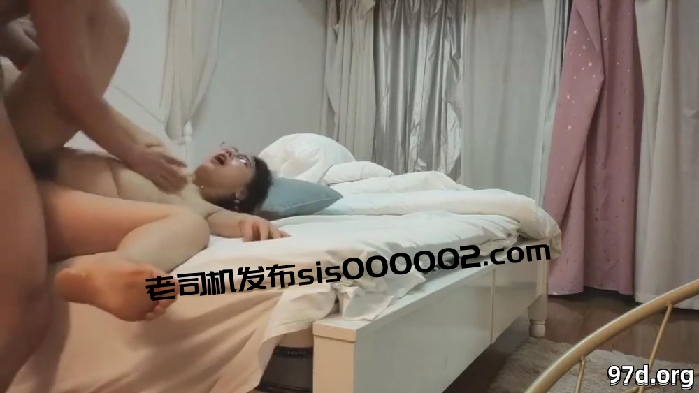 【MP4/671M】和戴眼镜的熟女舅妈多次乱伦偷情了 舅妈越来越骚主动舌吻给我口交用力操她快操哭了