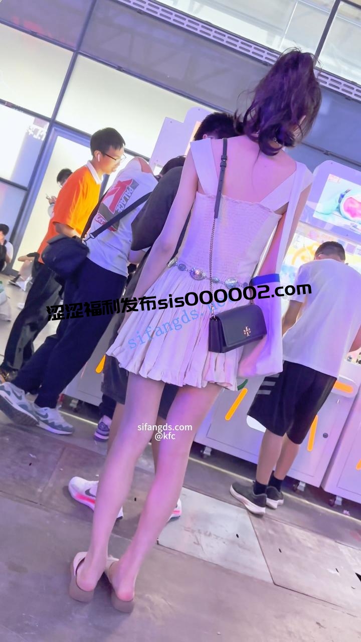 【KFC】女主播直播和大哥互动·一直在笑没发现裙下被CD漏毛